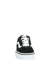 Sneaker in suede nero con dettagli bianchi, dotato di lacci, linguetta imbottita e pannello laterale testurizzato. Suola in gomma con strisce a contrasto.