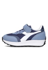 Sneaker blu e navy con colletto imbottito, upper testurizzato, dettagli bianchi, chiusura con lacci e fascetta regolabile, poggiato su una suola in gomma nera.