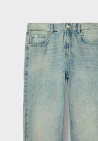 Lys blå denimjeans med rett ben design, med frontlommer og subtil falming, laget av et mykt teksturert stoff.