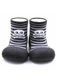 Calcetines a rayas negras y grises con un diseño de calavera en la parte frontal. Las suelas de goma proporcionan agarre, mientras que una textura suave garantiza comodidad.