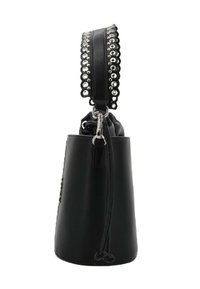 Borsa a secchiello in pelle nera con occhielli in argento su una larga tracolla e chiusura a coulisse, mostrata di lato.