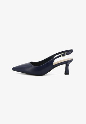 Scarpa con tacco alto in pelle blu navy, con punta affilata e tacco a blocco piccolo, dotata di una fascia con dettagli in fibbia dorata.