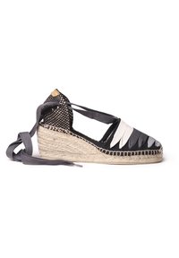 Wedge espadrille nera e grigia con design a taglio, superiore in tela, soletta in juta intrecciata e cinturini in raso per una vestibilità sicura.