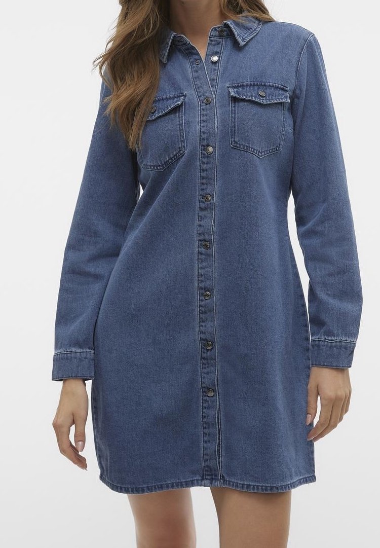 Denimklänning, lång ärm, knappar framtill, två bröstfickor, mörkblå färg, mjuk textur, något avsmalnande design.