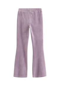 Pantalons évasés en tissu lavande doux, présentant une texture lisse, une taille élastique et un design longueur complète avec une silhouette ajustée.