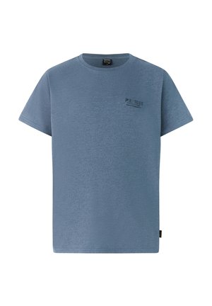 Blauw T-shirt met korte mouwen en ronde hals, met een klein "PROTEST" logo op de linkerborst en een zwart label aan de onderkant van de zijnaden.