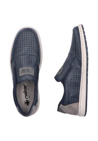 Marinefarbene Slipper aus perforiertem Lederobermaterial, mit grauen Akzenten, gepolsterter Innensohle und weißer Gummisohle mit strukturiertem Profil.