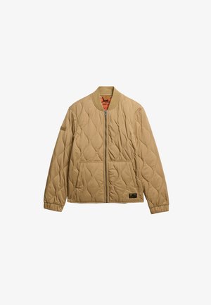 Giubbotto bomber trapuntato color beige con zip frontale, colletto e polsini a costine; presenta tasche laterali e una patch con logo vicino all'orlo.