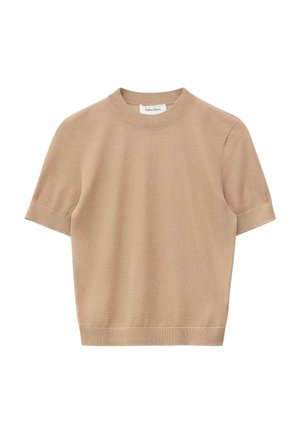 Beiger Strickpullover mit kurzen Ärmeln, geripptem Rundhalsausschnitt, Bündchen und Saum, flach auf einem weißen Hintergrund liegend.