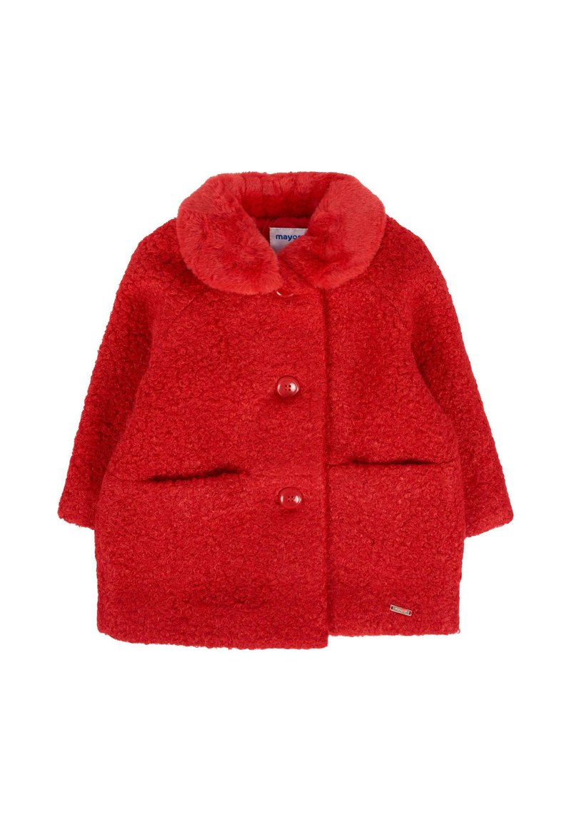 Cappotto testurizzato rosso per bambini piccoli con colletto in pelliccia, due bottoni frontali e tasche, progettato per calore e stile.