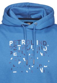 Niebieska bluza z kapturem wykonana z mieszanki bawełny. Posiada duży nadruk graficzny z napisem "PETROLIND". Sznurki ze srebrnymi końcówkami metalowymi.