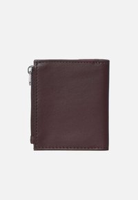 Portafoglio in pelle bordeaux con chiusura a zip, design piegato, superficie testurizzata, bordi cuciti con cura e dimensioni compatte per una facile portabilità.