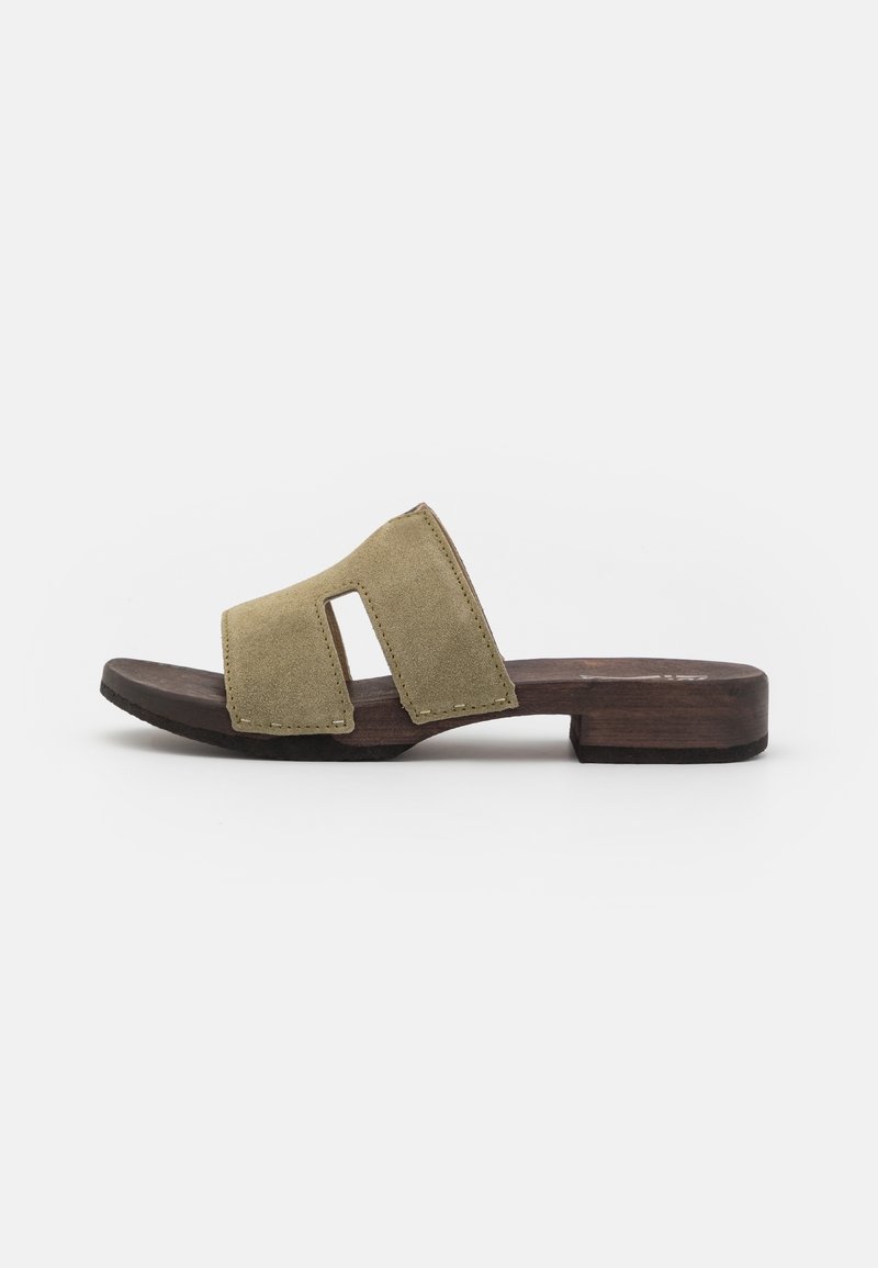 Olivgrüne Wildleder-Slidesandale mit ausgeschnittenem Design, Holzabsatz und flacher Sohle; mit kontrastierendem Nähdetail.