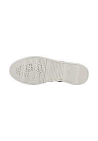 Suela de zapato con una superficie de goma blanca texturizada, que presenta surcos horizontales y verticales, perforaciones y un logo circular.