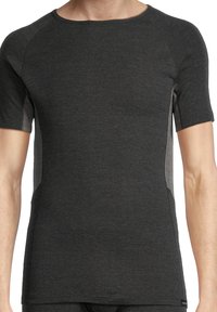 Mørkegrå t-shirt med korte ærmer, en glat overflade og kontrasterende meshpaneler i siderne. Rund udfordring og tætsiddende design.
