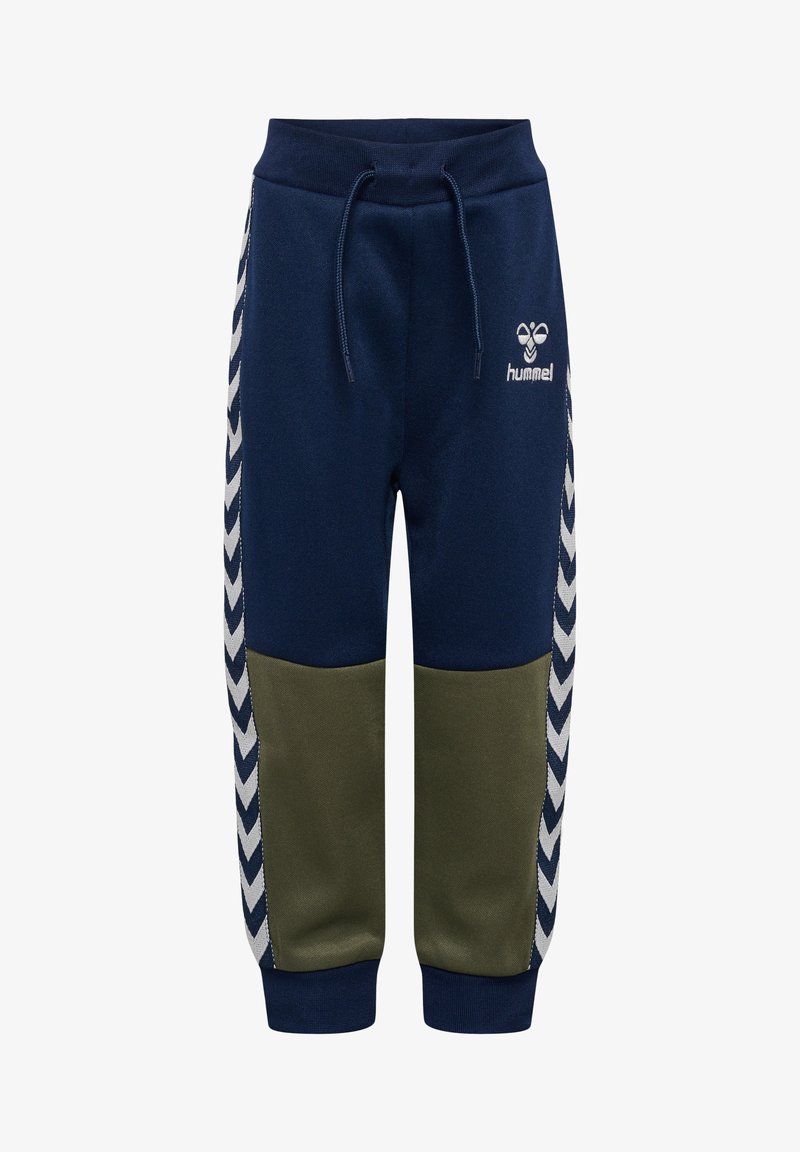 Marineblå sweatpants med olivengrønne paneler, der har en snor i taljen, sidelange chevronstriber i hvid og et logo på forsiden.