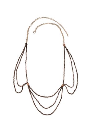 Delicata collana con catena d'oro e più fili drappeggiati di piccole perle scure, collegati da chiusure rotonde in oro.