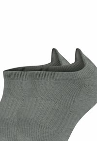Graue Knöchelsocken aus strukturiertem Stoff, mit einem gerippten Bündchen und einem nahtlosen Zehenbereich. Glatte Oberfläche mit unterschiedlichen Mustern.
