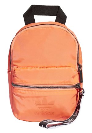 Pieni oranssi Adidas-reppu mustalla kahvalla, etutaskulla vetoketjulla ja mustavalkoisella Adidas-logolla varustetulla vetoketjun nyörillä.