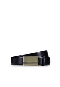 Cinturón de cuero negro con una hebilla rectangular de color dorado con texto grabado, que presenta una textura suave y un diseño clásico.
