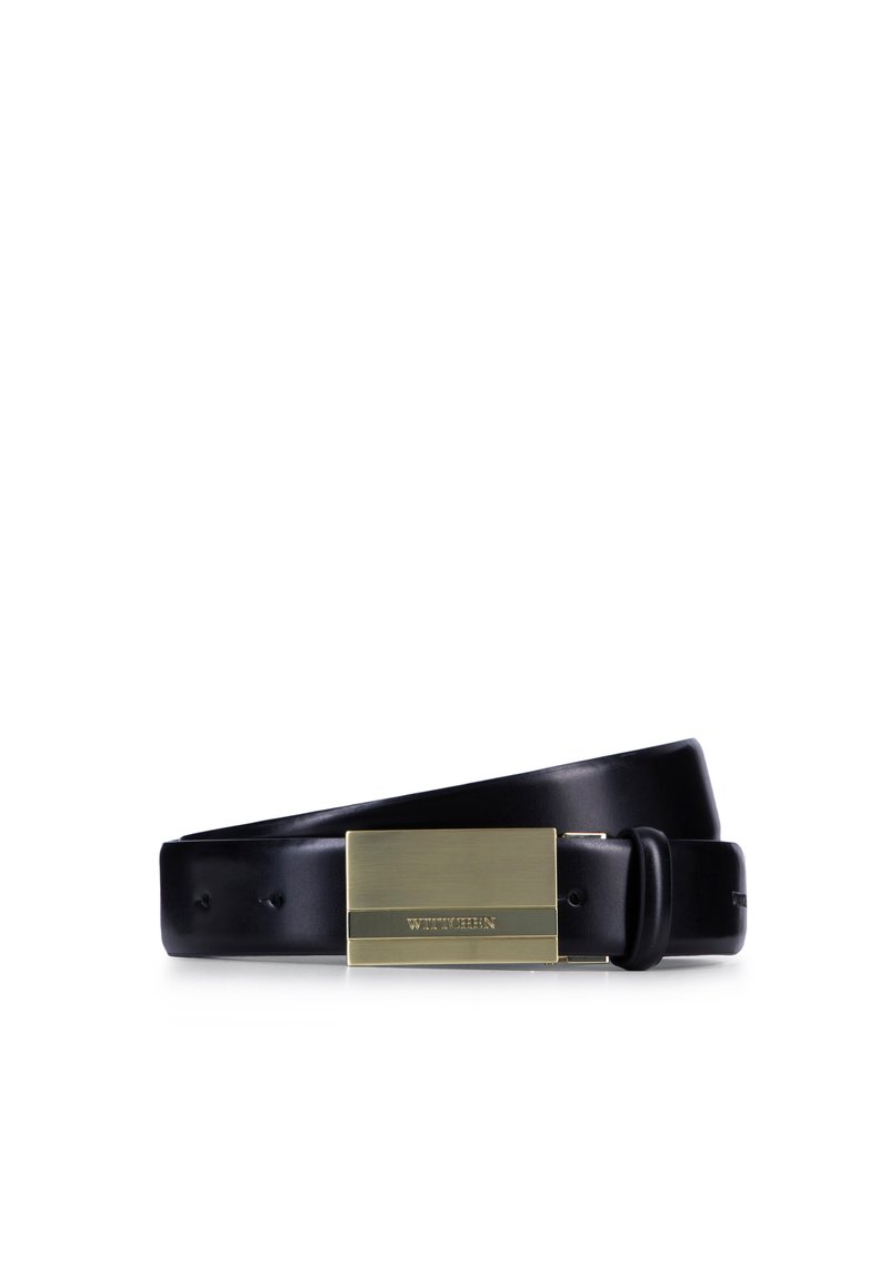 Cinturón de cuero negro con una hebilla rectangular de color dorado con texto grabado, que presenta una textura suave y un diseño clásico.