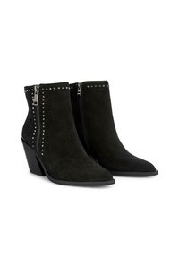 Stivaletti neri in suede alla caviglia con punta affusolata, borchie decorative lungo le cerniere e un tacco robusto per supporto e stabilità.