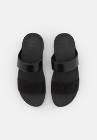 Zwarte schuiversandalen met een gladde bovenband en een getextureerde zwarte band met kleine kraalaccenten. De zool is getextureerd voor grip.