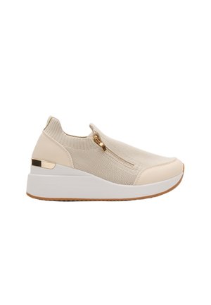 Zapatilla beige sin cordones con parte superior de punto, cremallera lateral, suela plataforma blanca y detalle dorado en el talón para uso casual.