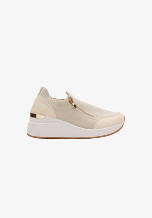 Zapatilla beige sin cordones con parte superior de punto, cremallera lateral, suela plataforma blanca y detalle dorado en el talón para uso casual.