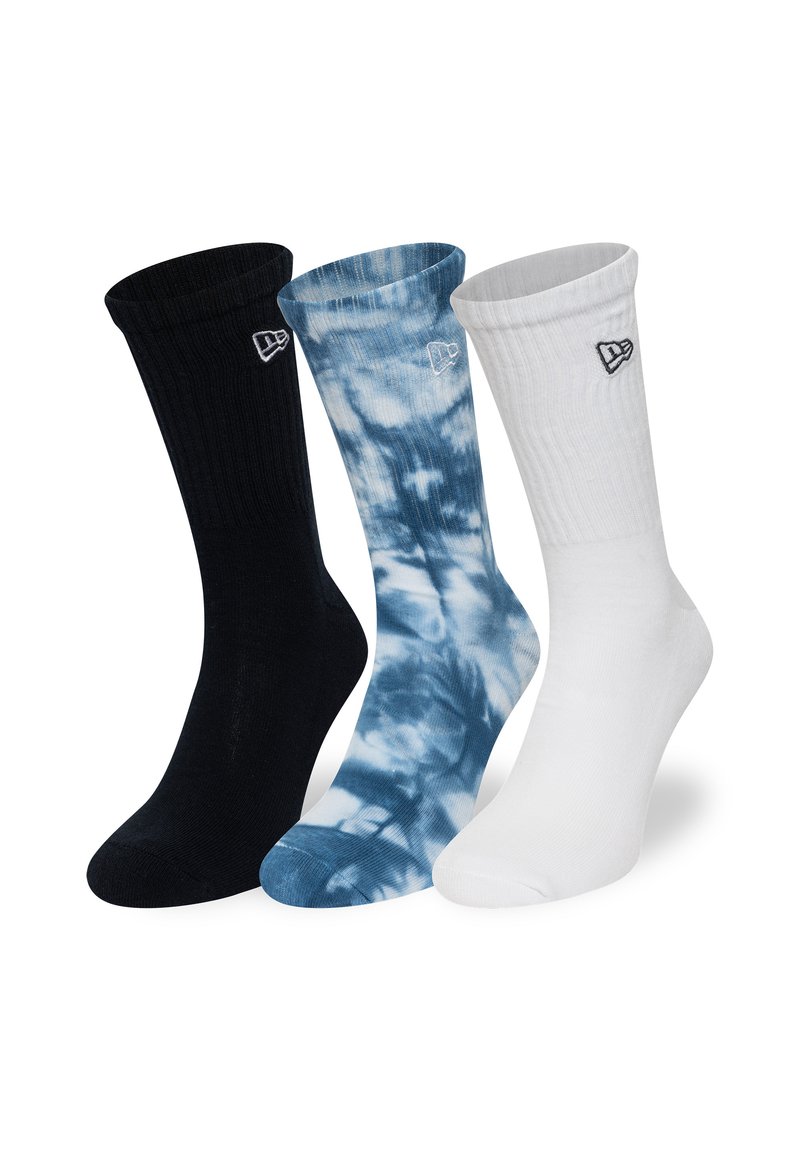 Drei Paar Crew-Socken: einfarbig schwarz, weiß und blau mit Batikmuster. Gerippte Textur mit einem Logo auf dem Bund jeder Socke.
