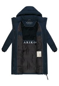 Námornícky modrá zateplená parka s kapucňou, so zipsom vpredu, elastickými manžetami a viacerými vnútornými vreckami. Mäkké umelé kožušiny.