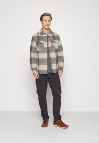 INDICODE JEANS INMUTTON - Marškiniai - grey mix