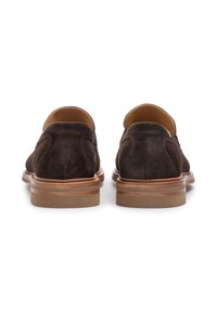 Bruine suède schoenen met een gladde textuur, ronde achterkant en lichtbruine rubberen zolen. Voorzien van eenvoudige stiksels en een klassiek ontwerp.