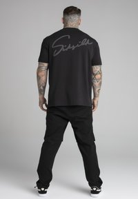 SIKSILK SCRIPT  - Nyomott mintás póló - black