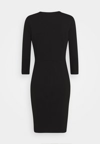 Zwarte aansluitende jurk met lange mouwen, ronde hals en een lengte tot de knie. Gemaakt van een gladde, rekbare stof met een strakke, gestroomlijnde pasvorm.