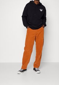 YOURTURN Jersey con capucha - black