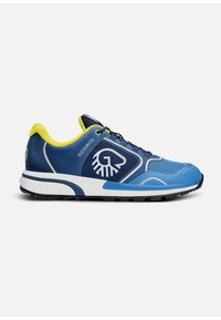 Blauer Sportschuh mit strukturiertem Obermaterial, gelben Akzenten, weißem Logo und schwarzer Sohle. Verfügt über eine runde Zehenform und ein gepolstertes Design für zusätzlichen Komfort.