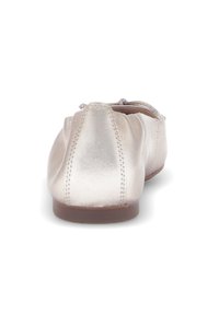 Metallisch beige ballerina met een ronde neus en een zachte leren textuur, met geplooide accenten en een lage, flexibele zool.