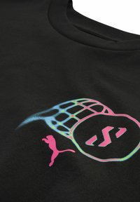 Sort T-shirt med rund hals. Har et farverigt grafisk design, der inkluderer et pink logo og stiliserede blå elementer. Blød tekstur.