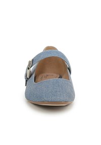 Ballerine in tessuto blu con apertura ampia e cintura decorativa a fibbia. Texture interna liscia con punta rotonda e tacco minimo.