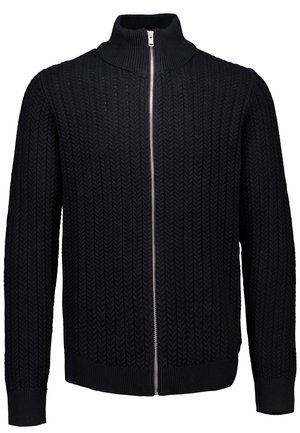 Jersey negro con cremallera que presenta una textura acanalada, un cuello alto y un patrón de trenzado. Los puños y la cintura también son acanalados.