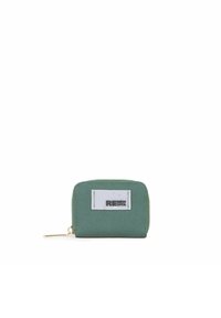 Billetera de tela verde con cierre de cremallera, forma rectangular y una etiqueta blanca con "RENEWITA". Accesorios en tono dorado. Superficie texturizada.