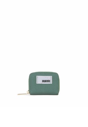 Portefeuille en tissu vert avec fermeture éclair, de forme rectangulaire, et une étiquette blanche portant "RENEWITA". Quincaillerie en ton doré. Surface texturée.