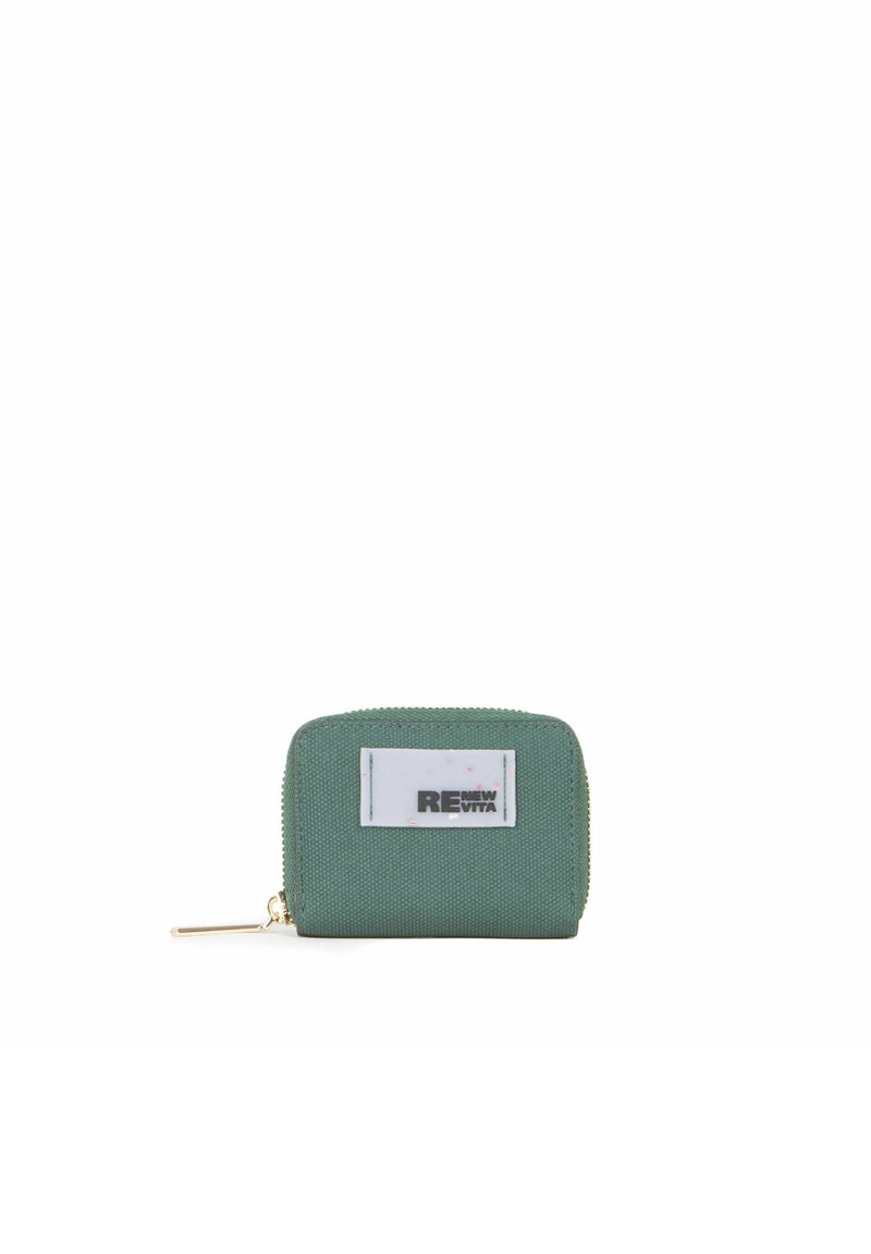 Billetera de tela verde con cierre de cremallera, forma rectangular y una etiqueta blanca con "RENEWITA". Accesorios en tono dorado. Superficie texturizada.