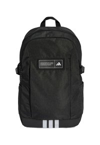 Mochila negra con tejido texturizado, respaldo acolchado, tirantes ajustables, bolsillo frontal con parche de logo y tres rayas blancas en la base.