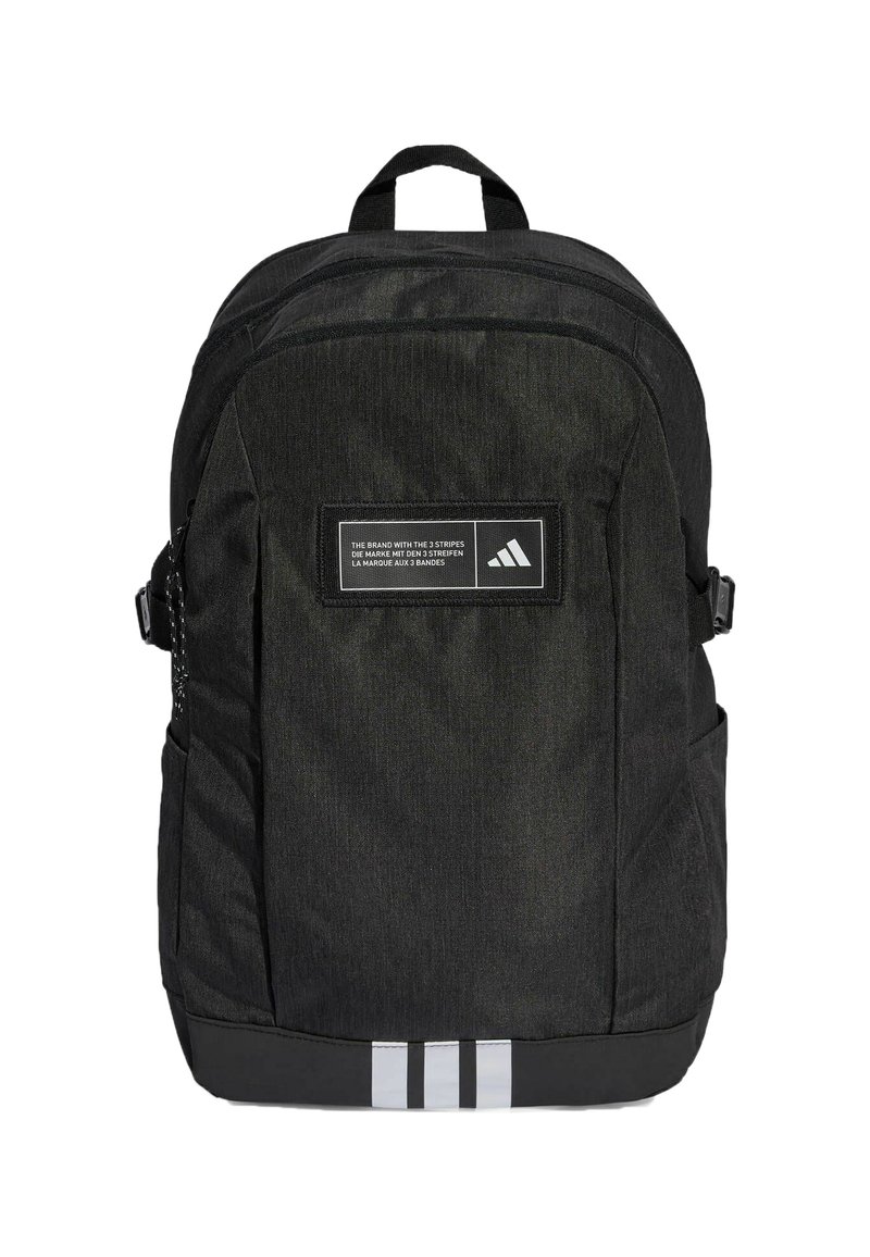 Mochila negra con tejido texturizado, respaldo acolchado, tirantes ajustables, bolsillo frontal con parche de logo y tres rayas blancas en la base.