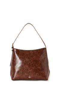 Brązowa skórzana torba na ramię o gładkiej, błyszczącej fakturze, zakrzywionym kształcie i pojedynczym regulowanym pasku. Posiada subtelne logo w dolnym rogu.