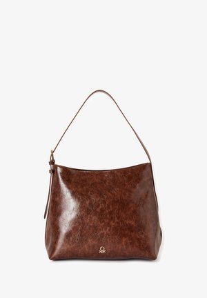 Borsa a spalla in pelle marrone con una superficie liscia e lucida, forma curva e una singola tracolla regolabile. Presenta un logo discreto nell'angolo inferiore.