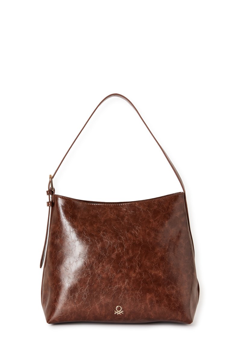 Brązowa skórzana torba na ramię o gładkiej, błyszczącej fakturze, zakrzywionym kształcie i pojedynczym regulowanym pasku. Posiada subtelne logo w dolnym rogu.