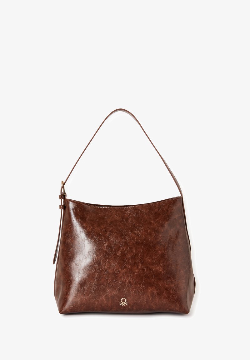 Bolso de hombro de cuero marrón con una textura suave y brillante, forma curvada y una sola correa ajustable. Presenta un logo sutil en la esquina inferior.